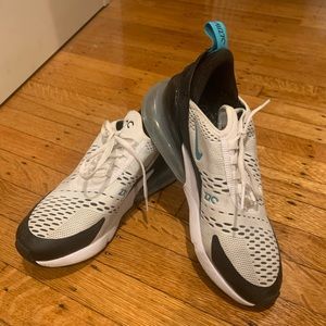 NIKE AIRMAX 270 WHITE BLACK AND BLUE